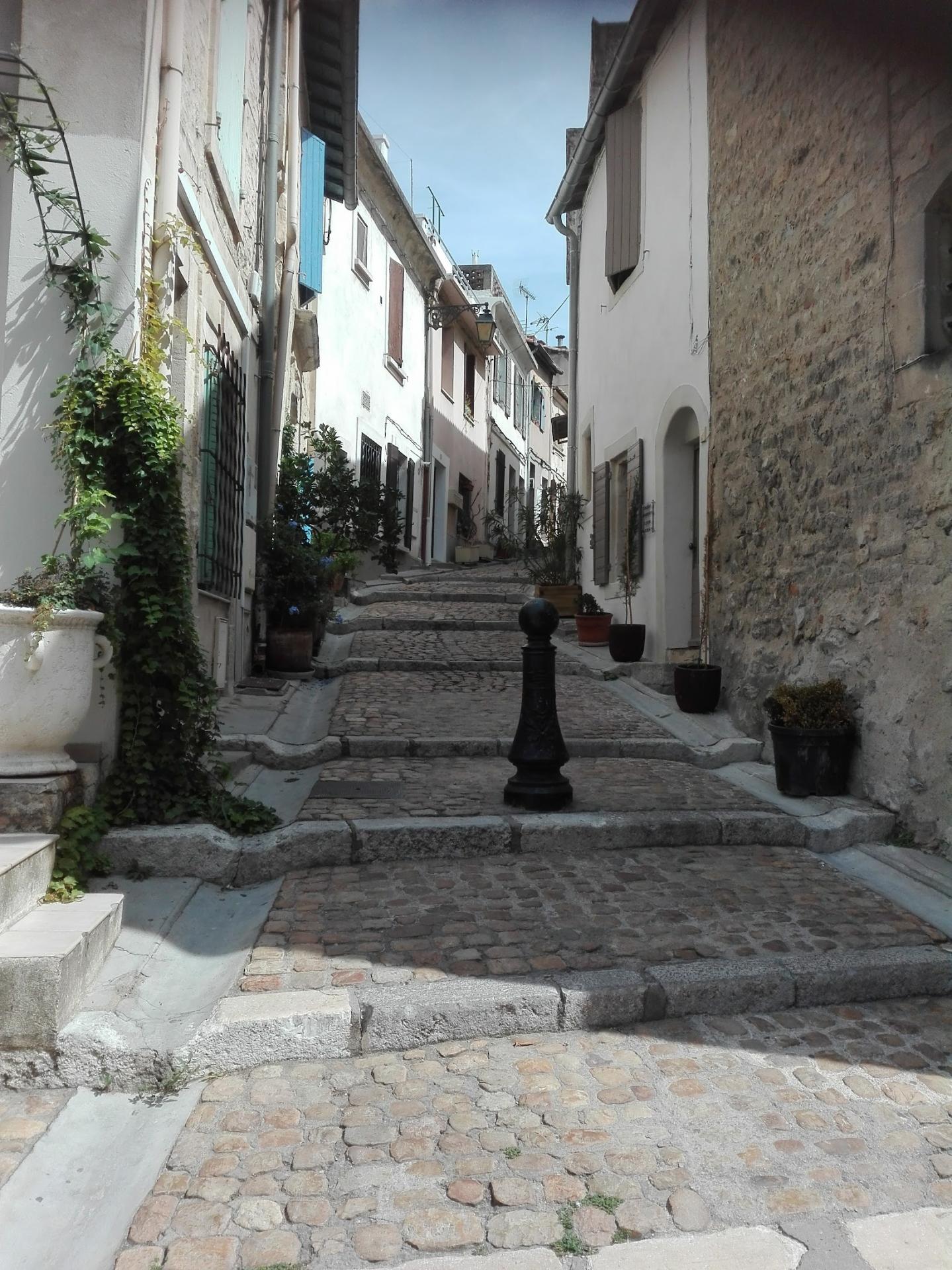 Ruelle typique Arles centre historique séjour vacances Provence