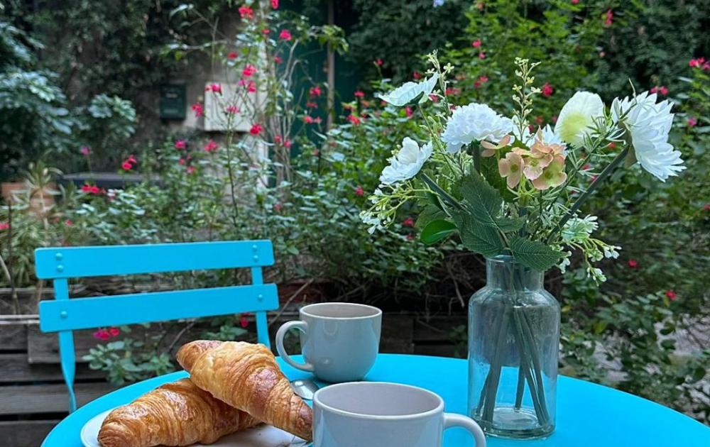 Espace extérieur convivial pour repas en famille ou apéritifs entre amis