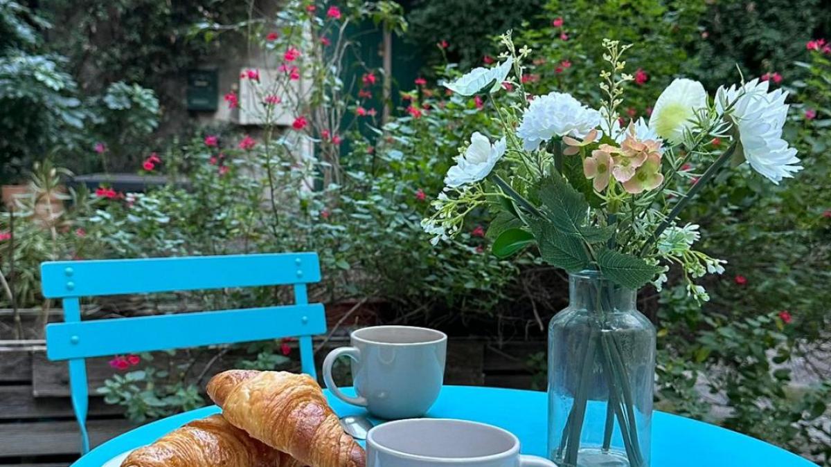 Espace extérieur convivial pour repas en famille ou apéritifs entre amis
